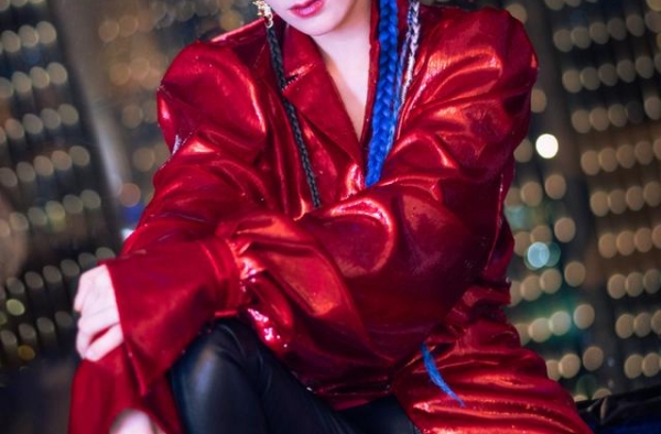 黄奕成功帮女儿追星易烊千玺 晒TO签和同框合照
