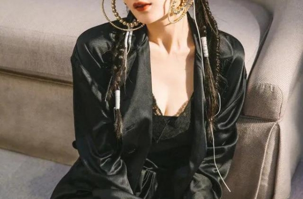 杨幂穿搭黑色风衣羽绒服清纯可爱，表情慵懒，小露性感！