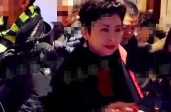 58岁董文华近照曝光，脸部浮肿略显沧桑，曾为事业坚持不生孩子