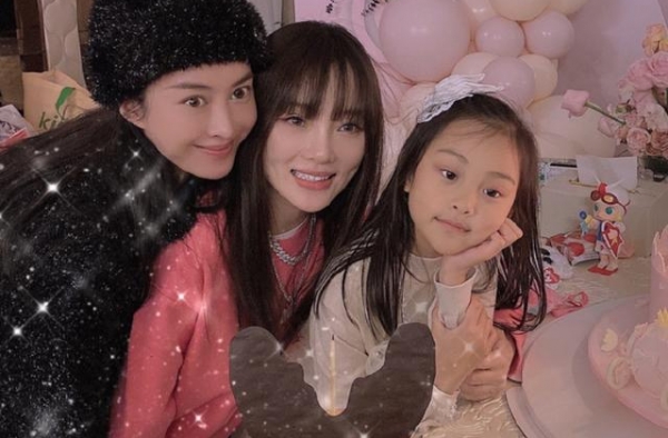 李小璐在家帮8岁女儿上妆，镜头扫过脸蛋，甜馨妆容我没眼花吧
