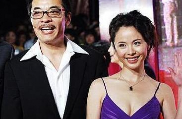 杨若兮大变脸像蔡明，服装廉价像伴娘，曾与刘威谈7年“父女恋”