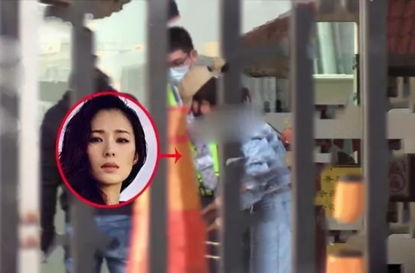 37岁江一燕被曝隐婚生子，两次丑闻身败名裂后，终究做了普通人