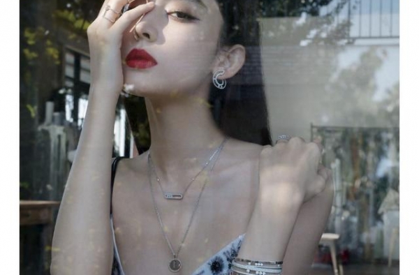 娜扎玻璃窗大片太勾人！穿串珠吊带裙秀火辣身材，涂红唇秒变御姐