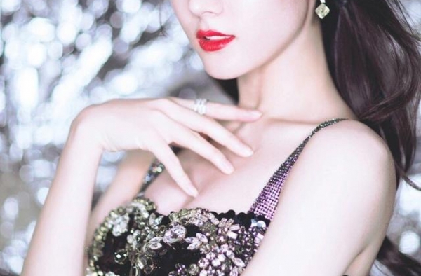 迪丽热巴身材有多傲人？低胸吊带裙秀身材，白皙长腿看着顺眼极了