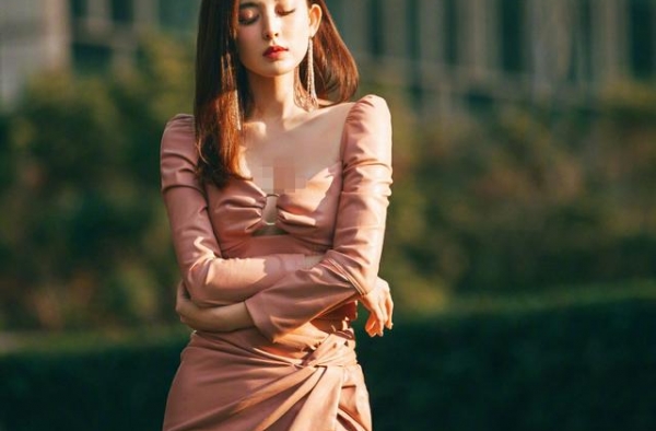 娜扎低胸露脐装被赞性感好看，前胸环扣设计独特，网友：又纯又欲