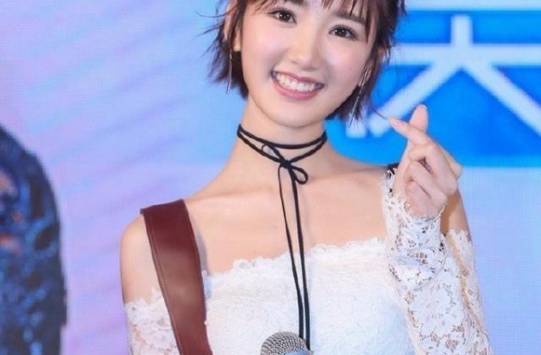 毛晓彤的笑容太甜了，一袭粉色开叉长裙出席活动，优雅娇俏又减龄