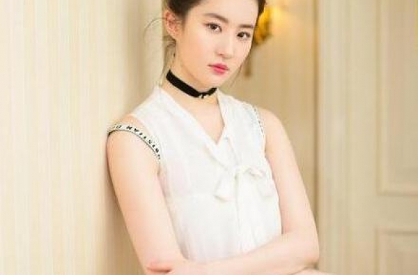 “盗版刘亦菲”：花百万整容，名字也高仿，如今23岁现今怎样