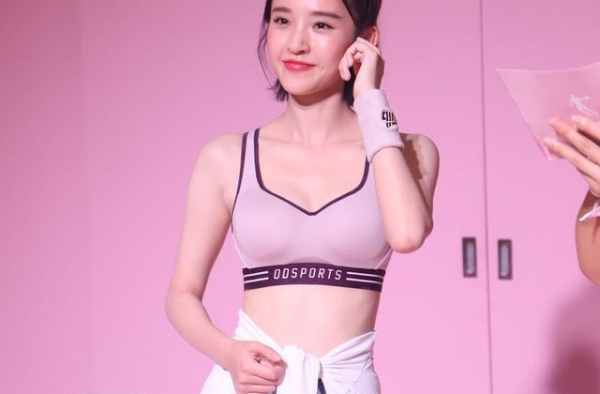 四川十大美女明星：唐艺昕