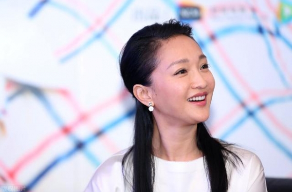 娱乐圈中的“清流”，周迅穿搭随意高级，扎小辫穿背带裤甜美可爱
