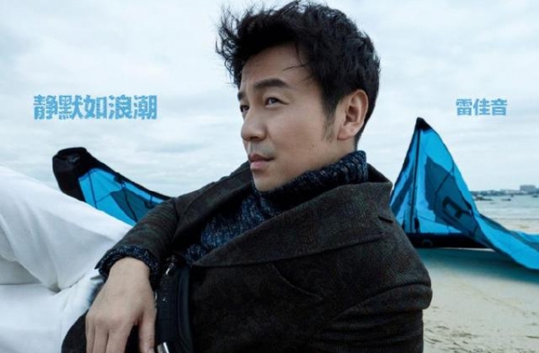 雷佳音拍时尚大片 骑摩托休闲自在