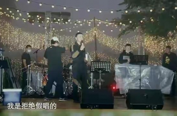 央视著名主持人尼格买提因拒绝“假唱”遭冷落 深夜发长文回应