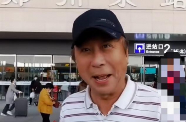 63岁冯巩现身郑州火车站，不见儿孙陪伴，孤单落寞无粉丝问候