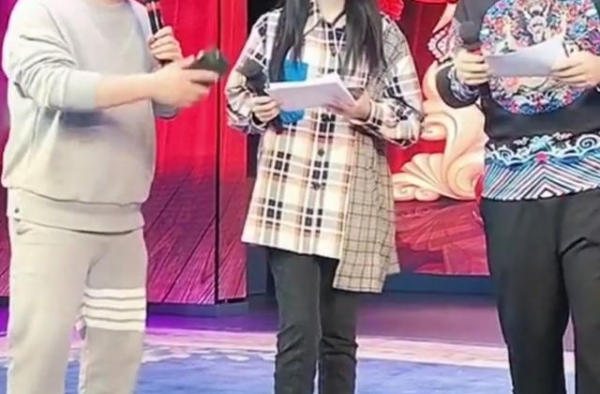 赵本山子女表演视频流出！台词本全程不离手，网友：比不上郭麒麟
