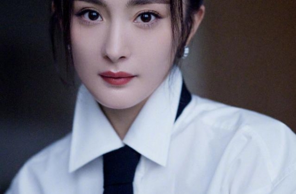 杨幂又带火“抬腿坐”，看她秀的腿配黑丝袜后，难怪会迷住小鲜肉