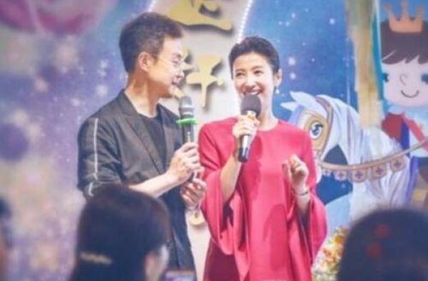 北京台主持人春妮高调秀恩爱，晒老公弹钢琴视频，二婚幸福美满