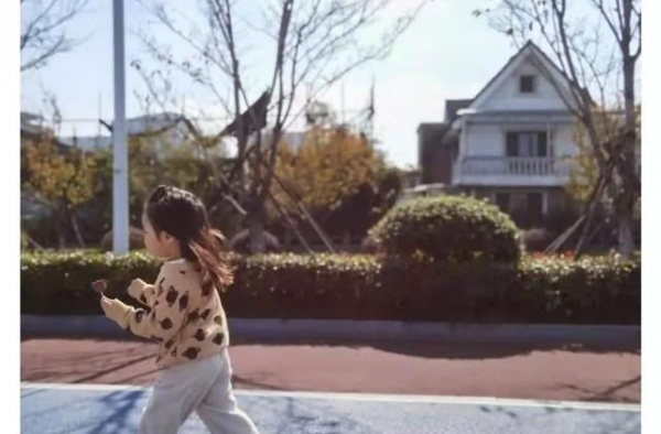 39岁朱丹罕晒大女儿，肉嘟嘟脸蛋惹人爱，二婚嫁给周一围很幸福