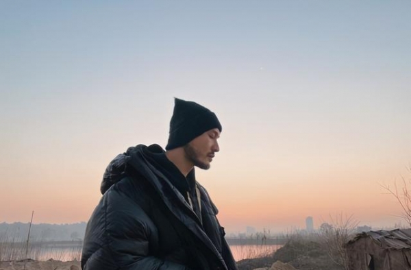 黄晓明生日，赵薇送祝福，儿子献唱，姐姐团买蛋糕，杨颖却不发声