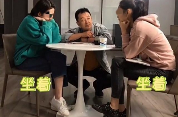 黄海波蹲地讲课被指太卑微，开表演班生意红火，学员还有知名演员