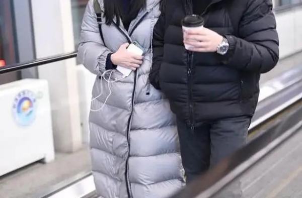姚晨夫妇低调现身，姚晨穿银色羽绒服保暖简约，同框曹郁恩爱有加