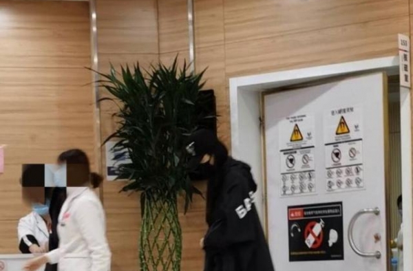 网友疑偶遇范冰冰，现身医院体检被指身体亮红灯？已瘦成筷子腿