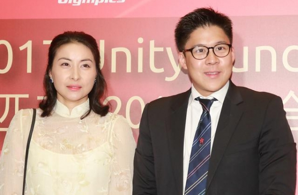 结婚八周年，霍启刚夫妇低调晒照！聘礼是北京四合院，价值过亿