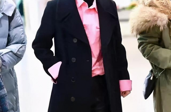 王丽坤不愧是“素颜女神”，哪怕身穿很简约的服装，依然耀眼夺目