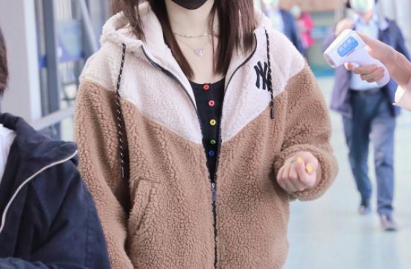 金子涵O型腿还要穿紧身裤，显胯宽又显矮，再瘦长的腿也不好看