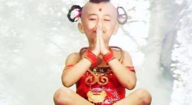 她是很多人的“童年女神”，因美貌迷倒释小龙，嫁给黑人后变化大