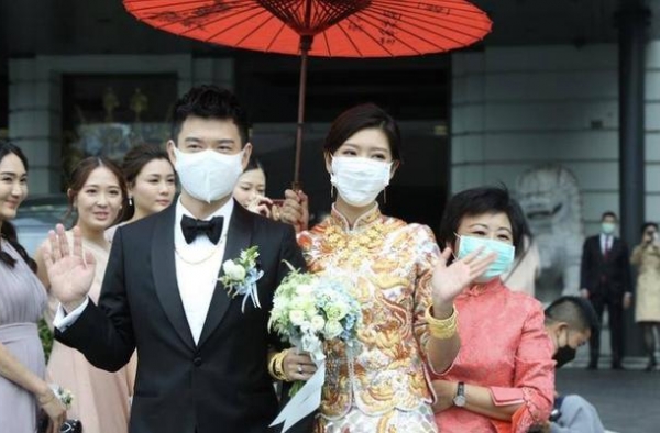 恭喜！女神余香凝今日大婚，穿中式礼服手戴龙凤镯腹部凸起疑怀孕