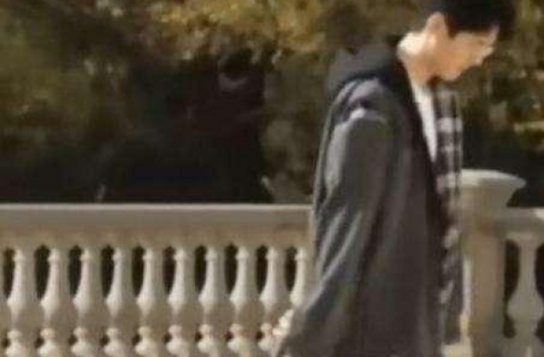 刘昊然带保温杯上班，妥妥老干部风，网友：小小年纪老成稳重