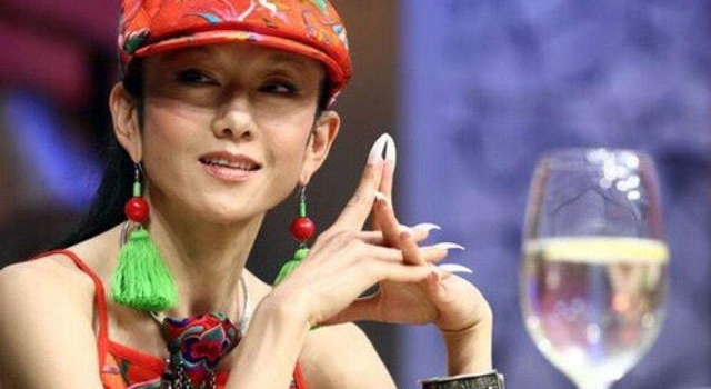 他是杨丽萍的徒弟，年入百万天天住宾馆，生活还需要别人照顾