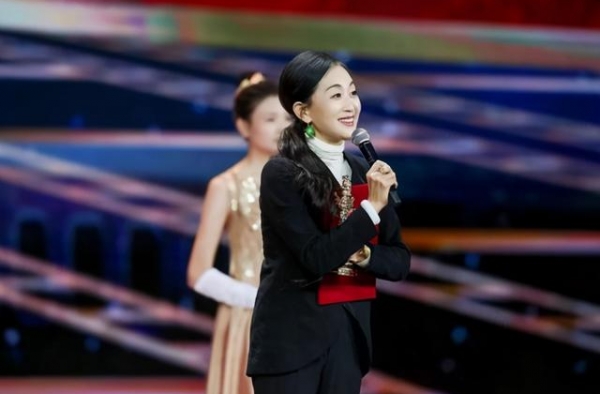 她是“最低调”影后，出道30年拿奖到手软，却和哥哥相约不结婚