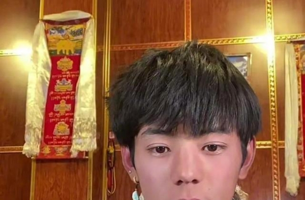 满天星小姐姐表白丁真，只想安静地当个“花痴”，还为他鸣不平