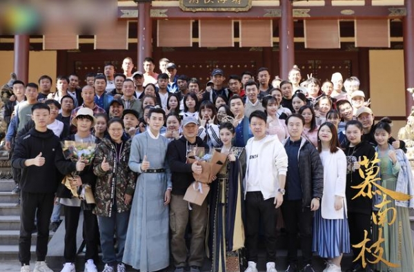 《慕南枝》杀青，官微再晒主演新剧照，曾舜晞和鞠婧祎简直配一脸