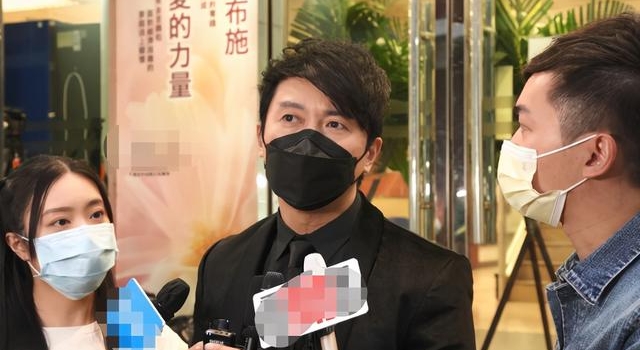 最后一程！前TVB资深男星携儿女送别亡妻，幼子捧遗照低头忍泪