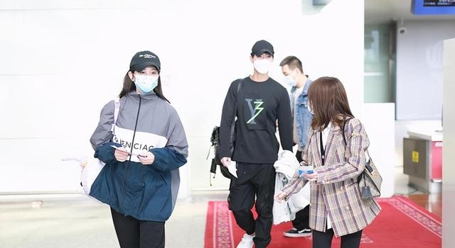 恋爱了？海陆张峻宁1月3次机场同框，男方乖巧跟身后女方办业务