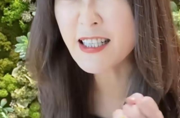 前央视主持王小骞现身，直言高跟鞋是刑具，丁克14年现成女儿奴