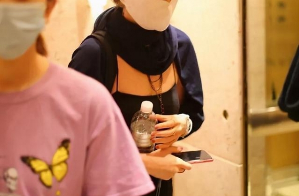 马伊琍下班照在网上传开，她生图下的身材，符合对明星的想象