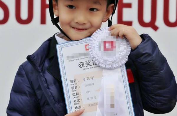 于谦二儿子罕见曝光，小小年纪马术赛获奖，大儿子半岁拜师郭德纲
