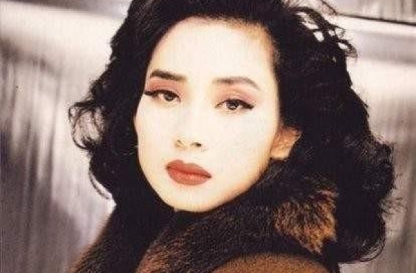 从贫民窟走出来的亿万富豪：当过歌星，至今未婚，一生为自己而活