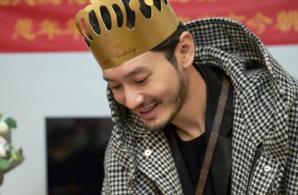 黄晓明连更7条微博庆生，提儿子却不提老婆，杨颖态度引热议