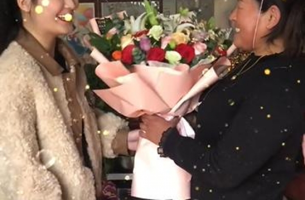 大衣嫂罕见庆生，儿媳一身奢侈品送祝福，女儿却因长相被忽视？