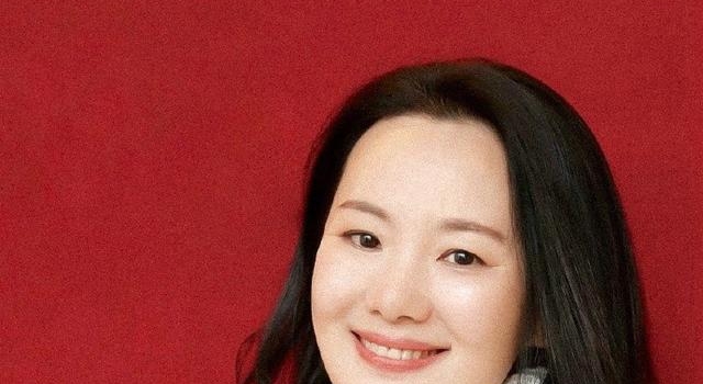 真正见过世面的女人，40岁后很少会穿打底裤，看影后咏梅就知道