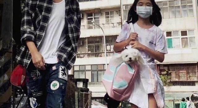 曹格女儿长大了！长腿吸睛身高接近爸爸肩膀，穿人字拖出街显随意