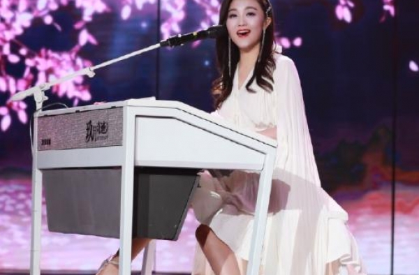 玖月奇迹王小玮晒美照，穿v领凸显蜂腰秀美腿，独弹演唱显孤独
