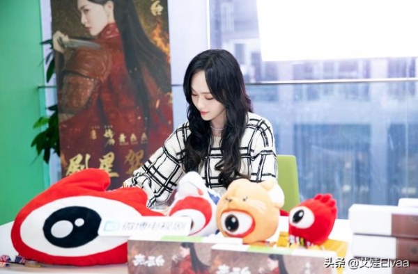 唐嫣家宴金鸡独立太抢眼，穿连体裤秀苗条身段，心疼165佘诗曼