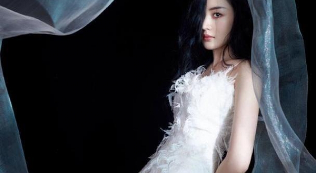 张天爱白吊带裙太“妖”了，美得让人移不开视线