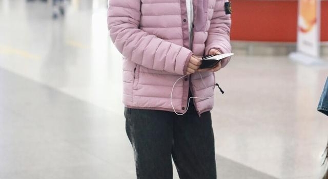 闫妮穿白衬衫搭配薰衣草色羽绒服现身，这颜色很舒适