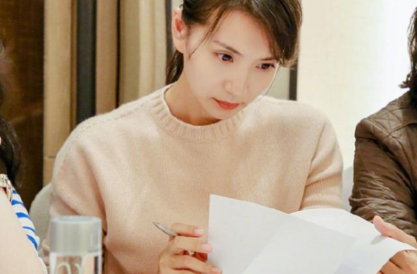 陈好担任好演员奖的评委，和陈宝国、倪萍同框合影，依然是万人迷