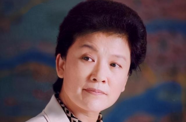 国家一级演员宋春丽，终身未生育，却在61岁当奶奶的年纪当母亲